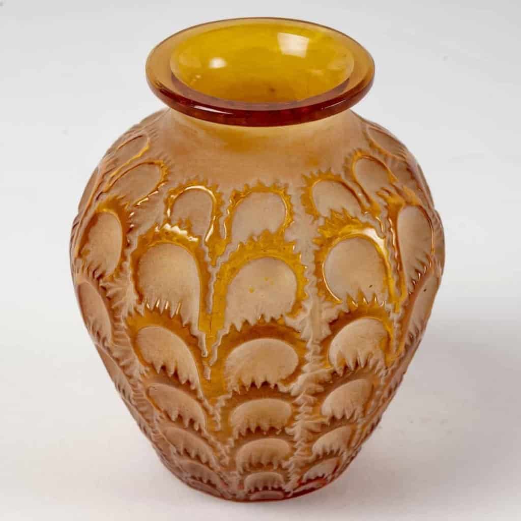 Vase « Laiterons » verre blanc patiné blanc de René LALIQUE | Biron Vase "Laiterons" verre blanc patiné blanc de René LALIQUE