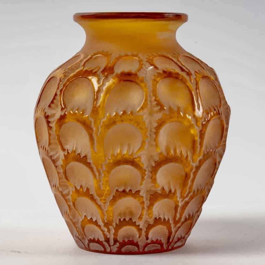 Vase « Laiterons » verre blanc patiné blanc de René LALIQUE | Biron Vase "Laiterons" verre blanc patiné blanc de René LALIQUE