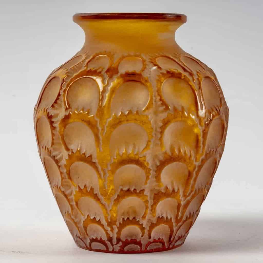 Vase « Laiterons » verre blanc patiné blanc de René LALIQUE | Biron Vase "Laiterons" verre blanc patiné blanc de René LALIQUE