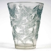 Vase « Grives » verre blanc patiné bleu de René LALIQUE | Biron Vase "Grives" verre blanc patiné bleu de René LALIQUE