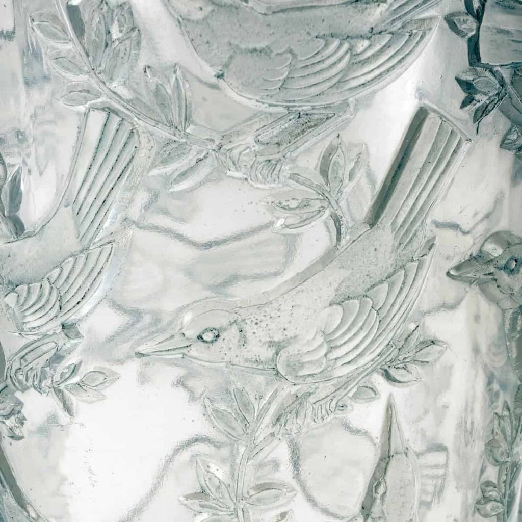 Vase « Grives » verre blanc patiné bleu de René LALIQUE | Biron Vase "Grives" verre blanc patiné bleu de René LALIQUE
