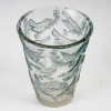 Vase « Grives » verre blanc patiné bleu de René LALIQUE | Biron Vase "Grives" verre blanc patiné bleu de René LALIQUE