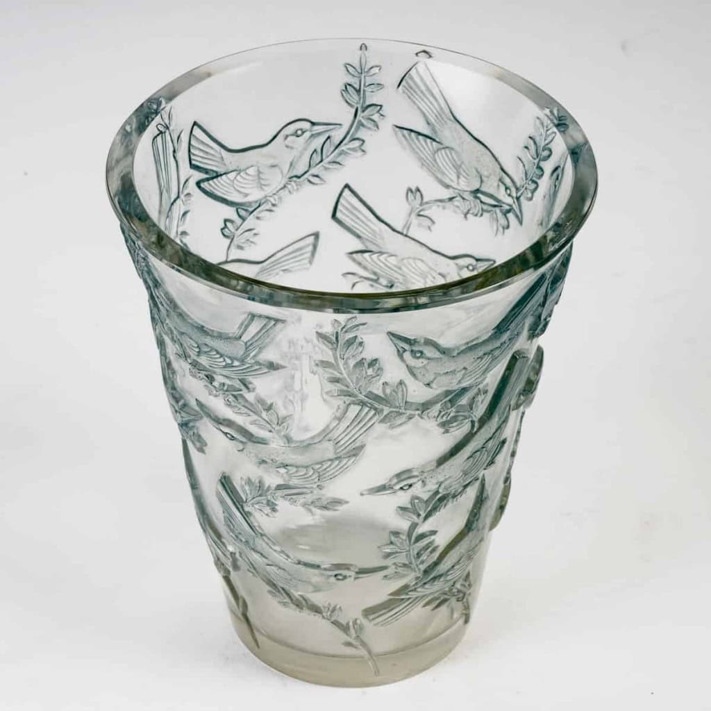 Vase « Grives » verre blanc patiné bleu de René LALIQUE | Biron Vase "Grives" verre blanc patiné bleu de René LALIQUE