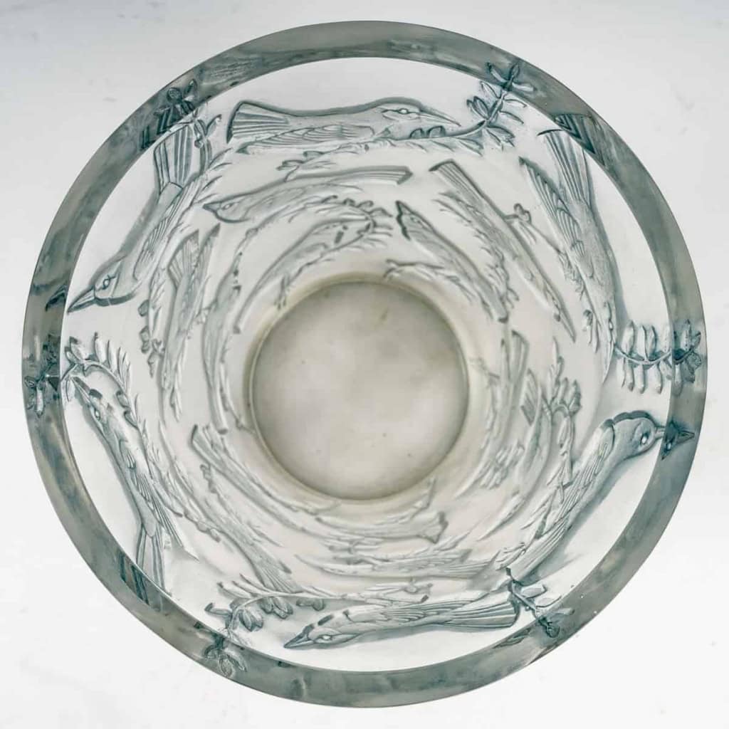 Vase « Grives » verre blanc patiné bleu de René LALIQUE | Biron Vase "Grives" verre blanc patiné bleu de René LALIQUE