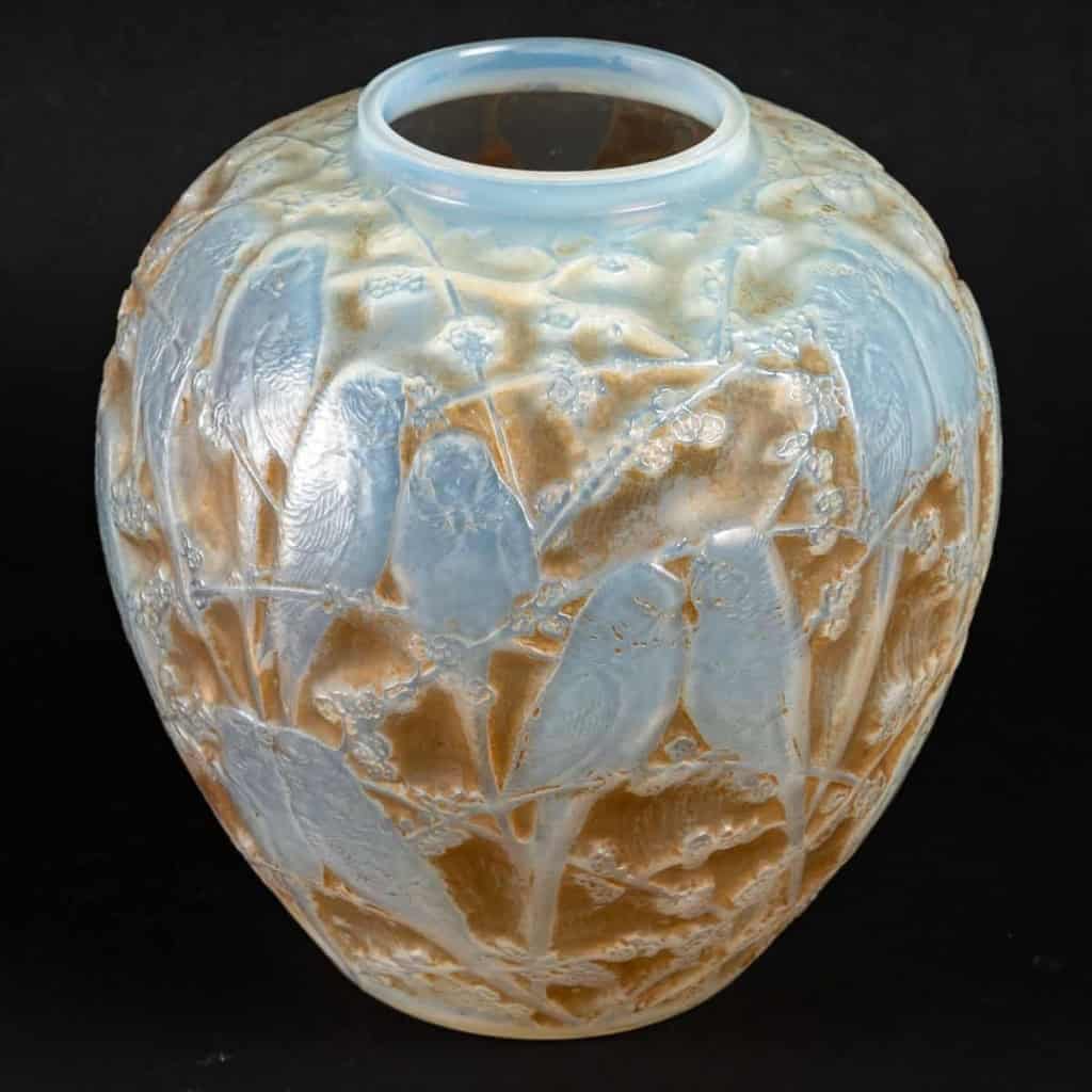 Vase « Perruches » verre opalescent double couche patiné sépia de René LALIQUE | Biron Vase "Perruches" verre opalescent double couche patiné sépia de René LALIQUE