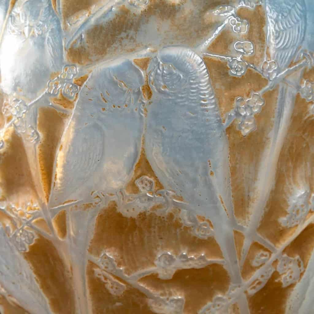 Vase « Perruches » verre opalescent double couche patiné sépia de René LALIQUE | Biron Vase "Perruches" verre opalescent double couche patiné sépia de René LALIQUE