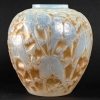 Vase « Perruches » verre opalescent double couche patiné sépia de René LALIQUE | Biron Vase "Perruches" verre opalescent double couche patiné sépia de René LALIQUE