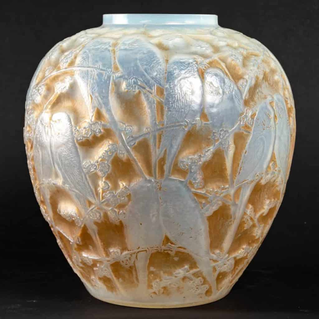 Vase « Perruches » verre opalescent double couche patiné sépia de René LALIQUE | Biron Vase "Perruches" verre opalescent double couche patiné sépia de René LALIQUE