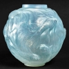 Vase « Formose » verre opalescent double couche patiné bleu de René LALIQUE | Biron Vase "Formose" verre opalescent double couche patiné bleu de René LALIQUE