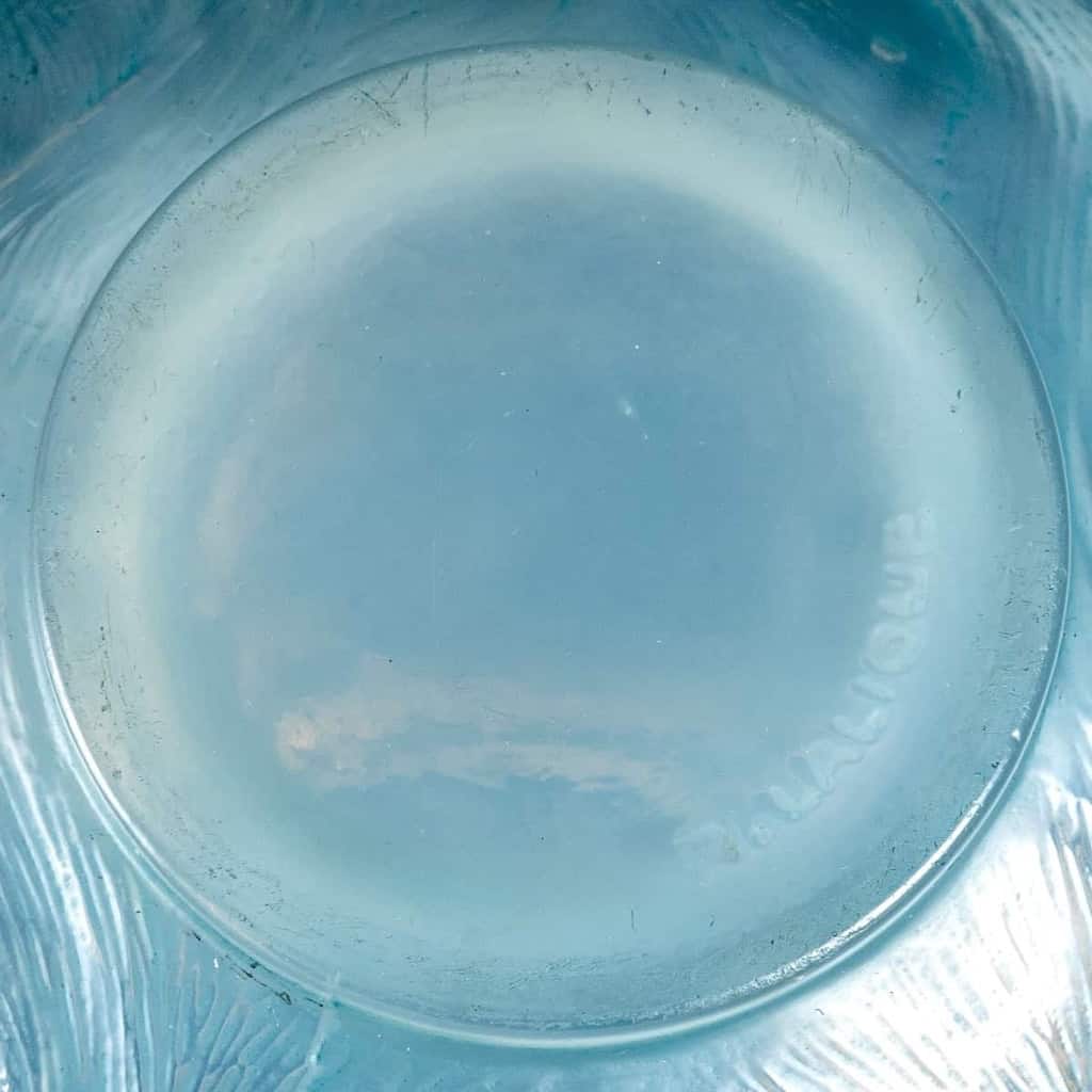 Vase « Formose » verre opalescent double couche patiné bleu de René LALIQUE | Biron Vase "Formose" verre opalescent double couche patiné bleu de René LALIQUE