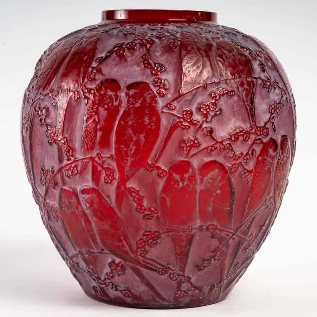 Vase « Perruches » verre rouge double couche patiné blanc de René LALIQUE | Biron |||||||