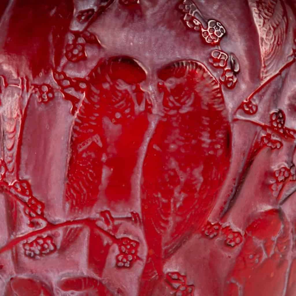 Vase « Perruches » verre rouge double couche patiné blanc de René LALIQUE | Biron Vase "Perruches" verre rouge double couche patiné blanc de René LALIQUE