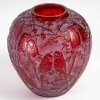 Vase « Perruches » verre rouge double couche patiné blanc de René LALIQUE | Biron Vase "Perruches" verre rouge double couche patiné blanc de René LALIQUE