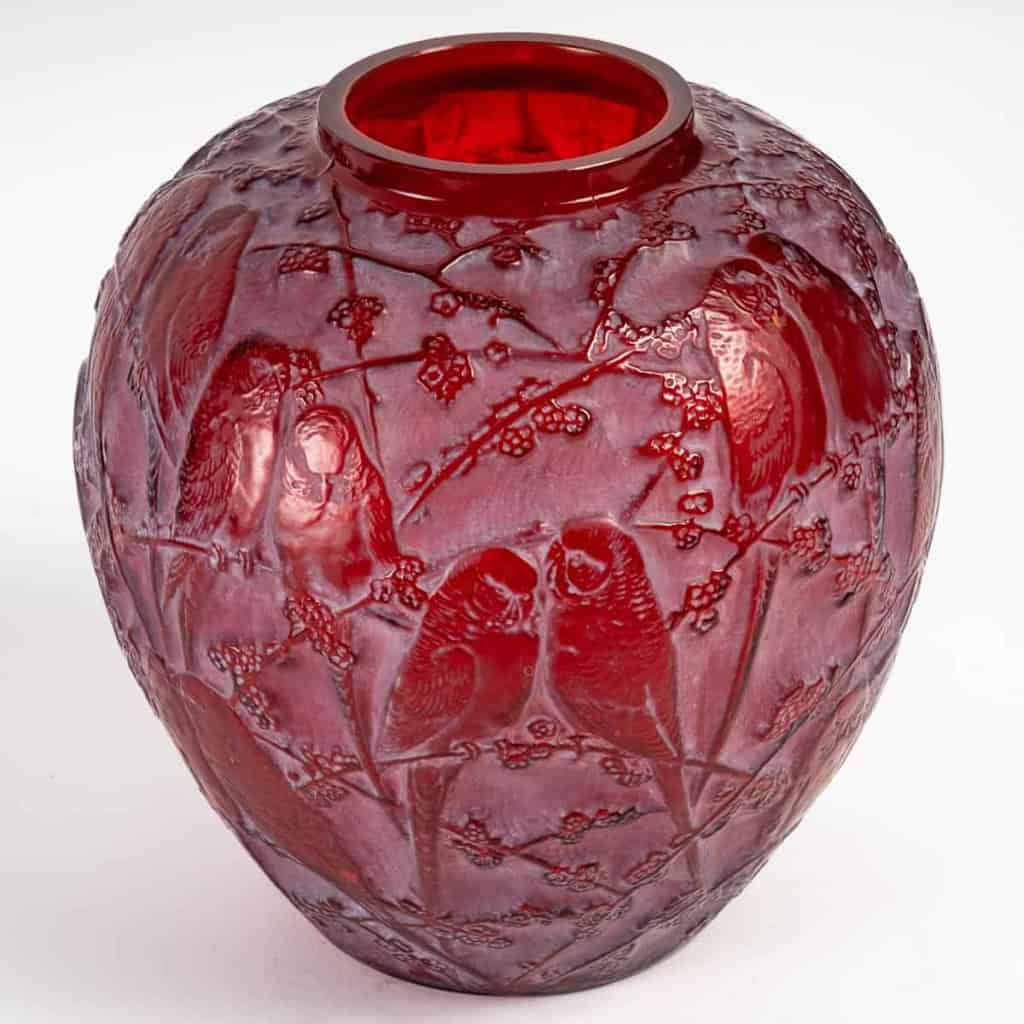 Vase « Perruches » verre rouge double couche patiné blanc de René LALIQUE | Biron Vase "Perruches" verre rouge double couche patiné blanc de René LALIQUE