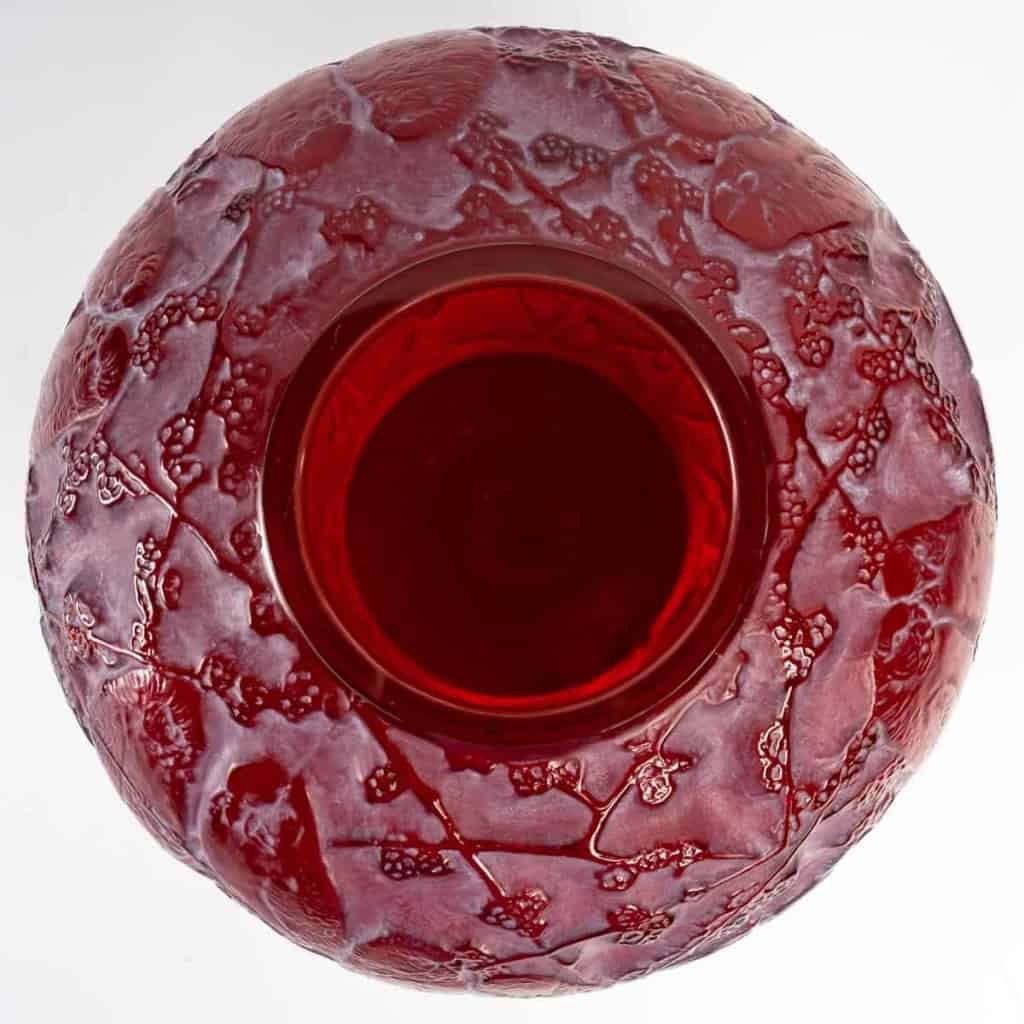 Vase « Perruches » verre rouge double couche patiné blanc de René LALIQUE | Biron Vase "Perruches" verre rouge double couche patiné blanc de René LALIQUE