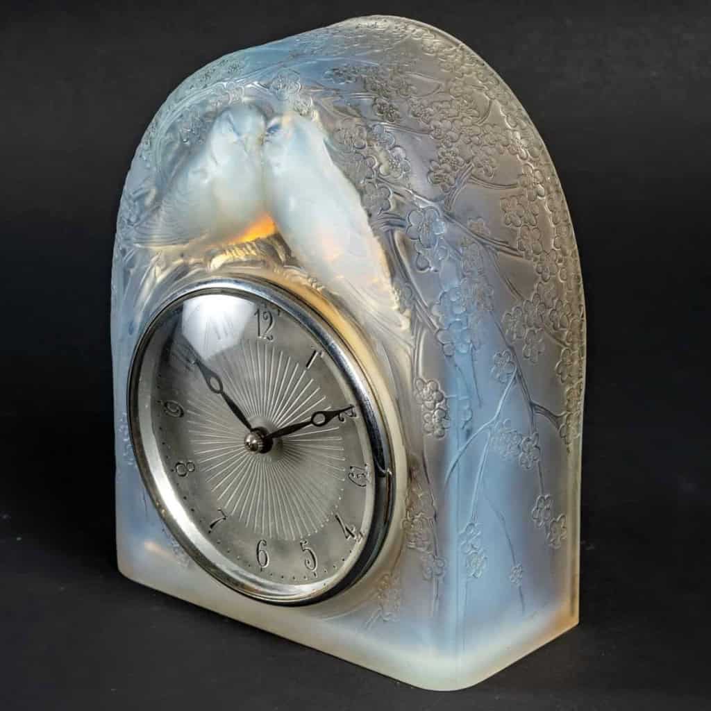 Pendule "Deux Colombes" verre opalescent - mouvement électrique d'origine de René LALIQUE