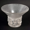 Vase « Farandole » verre blanc patiné sépia de René LALIQUE | Biron Vase "Farandole" verre blanc patiné sépia de René LALIQUE