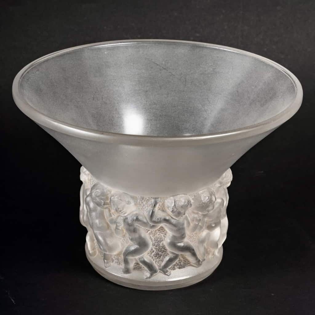 Vase « Farandole » verre blanc patiné sépia de René LALIQUE | Biron Vase "Farandole" verre blanc patiné sépia de René LALIQUE