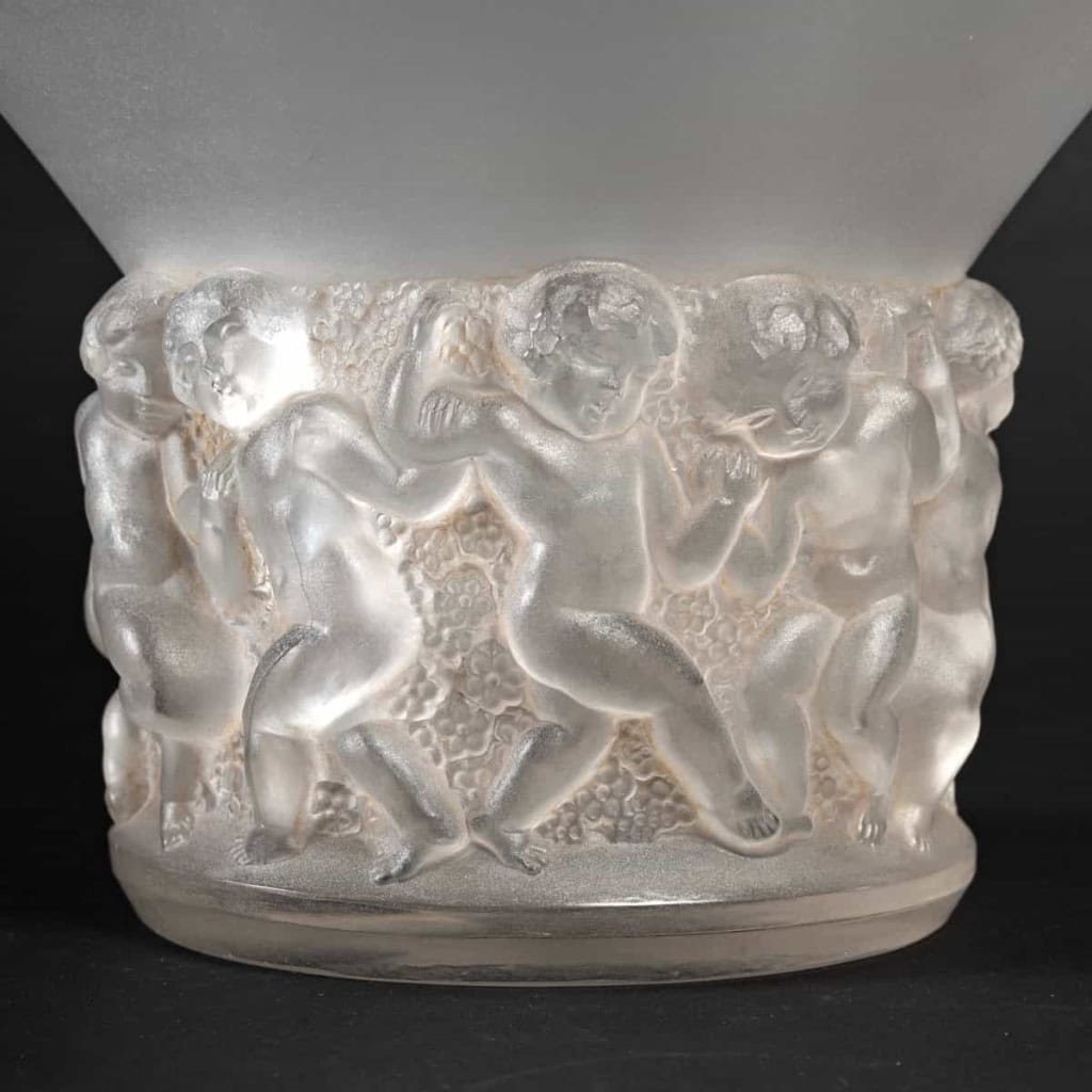 Vase « Farandole » verre blanc patiné sépia de René LALIQUE | Biron Vase "Farandole" verre blanc patiné sépia de René LALIQUE
