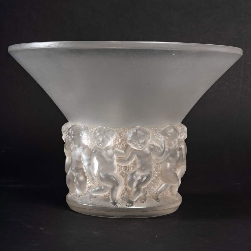 Vase « Farandole » verre blanc patiné sépia de René LALIQUE | Biron Vase "Farandole" verre blanc patiné sépia de René LALIQUE