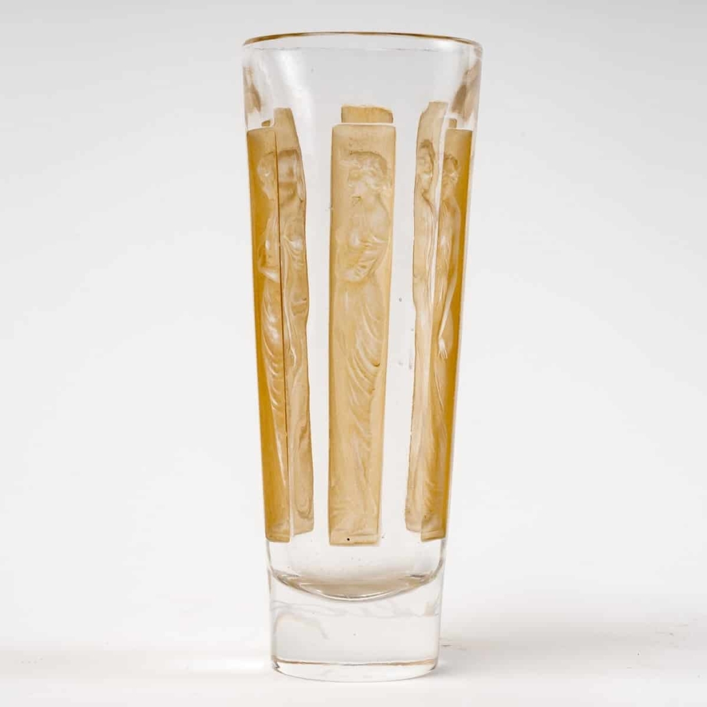 Suite de Gobelets « Six Figurines » verre blanc patiné sépia de René LALIQUE – 4 pièces | Biron Suite de Gobelets "Six Figurines" verre blanc patiné sépia de René LALIQUE - 4 pièces
