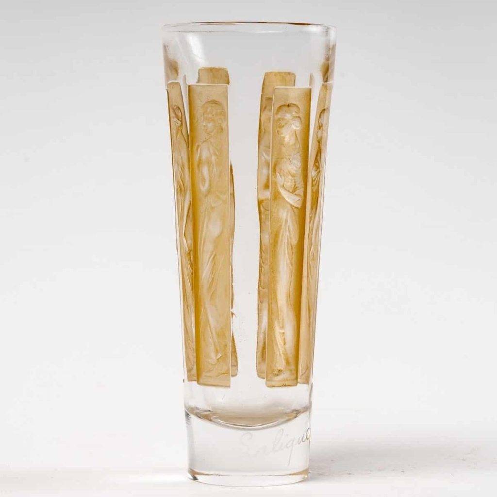 Suite de Gobelets « Six Figurines » verre blanc patiné sépia de René LALIQUE – 4 pièces | Biron Suite de Gobelets "Six Figurines" verre blanc patiné sépia de René LALIQUE - 4 pièces