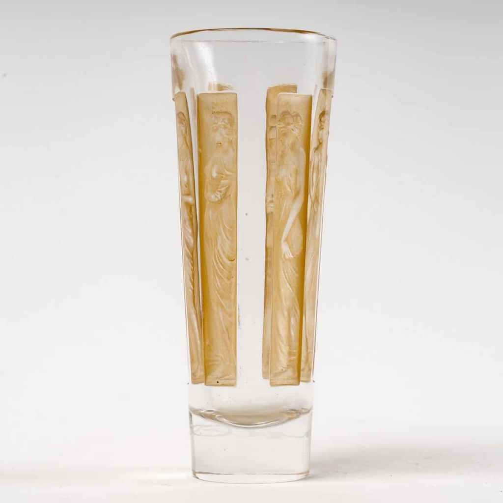 Suite de Gobelets « Six Figurines » verre blanc patiné sépia de René LALIQUE – 4 pièces | Biron Suite de Gobelets "Six Figurines" verre blanc patiné sépia de René LALIQUE - 4 pièces