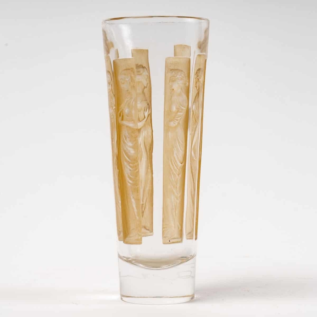 Suite de Gobelets « Six Figurines » verre blanc patiné sépia de René LALIQUE – 4 pièces | Biron Suite de Gobelets "Six Figurines" verre blanc patiné sépia de René LALIQUE - 4 pièces