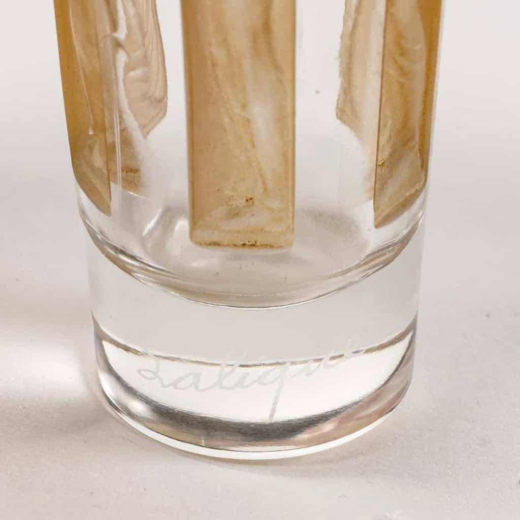 Suite de Gobelets « Six Figurines » verre blanc patiné sépia de René LALIQUE – 4 pièces | Biron Suite de Gobelets "Six Figurines" verre blanc patiné sépia de René LALIQUE - 4 pièces