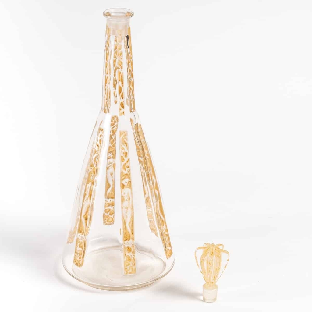 Carafe « Six Figurines » verre blanc patiné sépia de René LALIQUE | Biron Carafe "Six Figurines" verre blanc patiné sépia de René LALIQUE