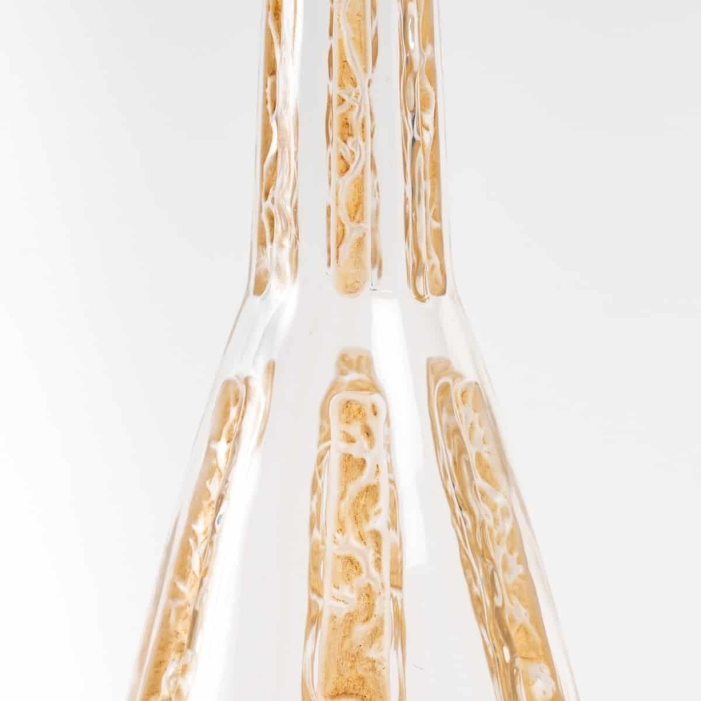 Carafe « Six Figurines » verre blanc patiné sépia de René LALIQUE | Biron Carafe "Six Figurines" verre blanc patiné sépia de René LALIQUE