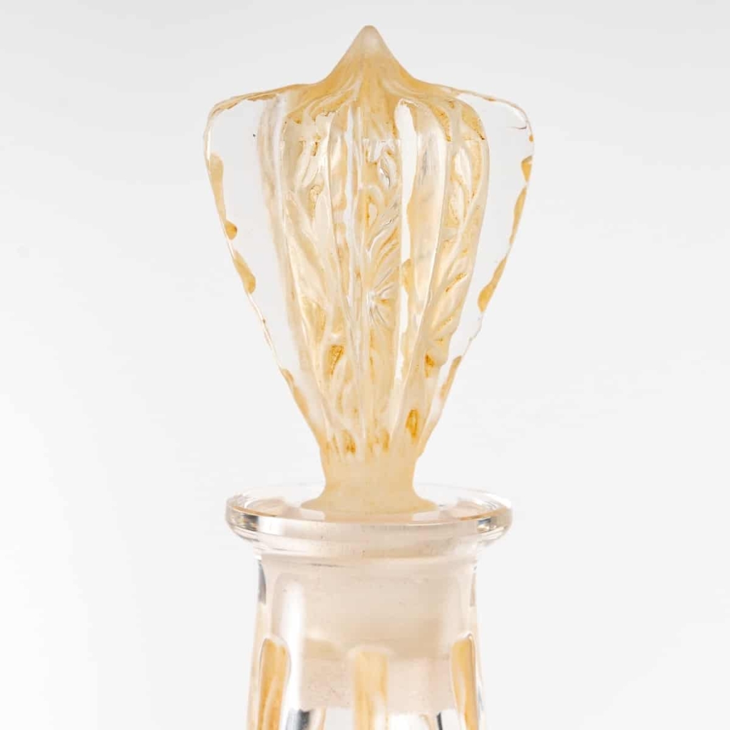 Carafe « Six Figurines » verre blanc patiné sépia de René LALIQUE | Biron Carafe "Six Figurines" verre blanc patiné sépia de René LALIQUE