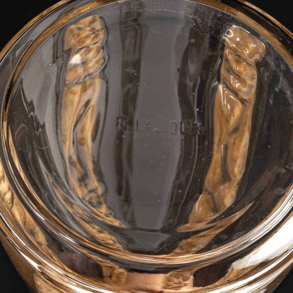 Carafe « Six Figurines » verre blanc patiné sépia de René LALIQUE | Biron Carafe "Six Figurines" verre blanc patiné sépia de René LALIQUE