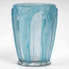 Vase « Danaïdes » verre blanc patiné bleu de René LALIQUE | Biron Vase "Danaïdes" verre blanc patiné bleu de René LALIQUE