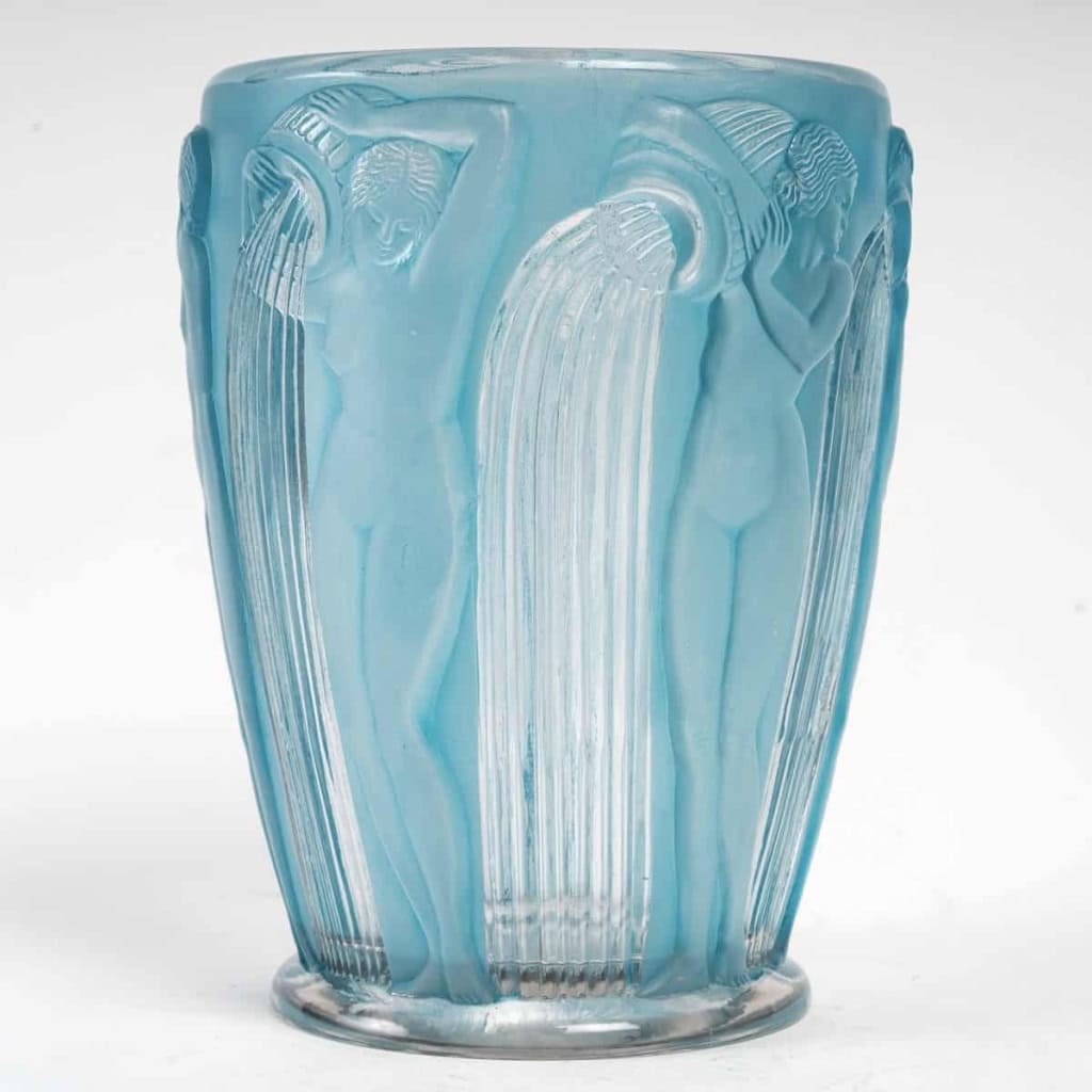 Vase « Danaïdes » verre blanc patiné bleu de René LALIQUE | Biron Vase "Danaïdes" verre blanc patiné bleu de René LALIQUE