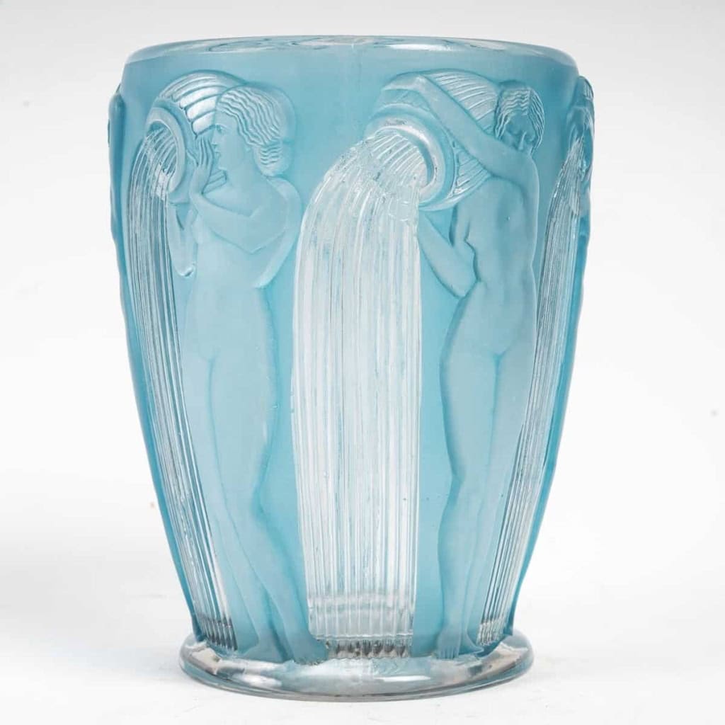 Vase « Danaïdes » verre blanc patiné bleu de René LALIQUE | Biron Vase "Danaïdes" verre blanc patiné bleu de René LALIQUE