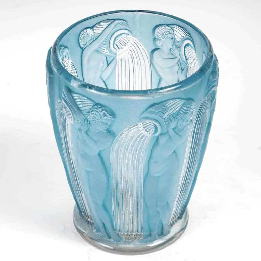 Vase « Danaïdes » verre blanc patiné bleu de René LALIQUE | Biron Vase "Danaïdes" verre blanc patiné bleu de René LALIQUE