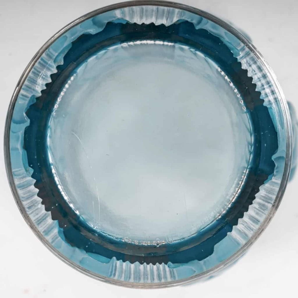Vase « Danaïdes » verre blanc patiné bleu de René LALIQUE | Biron Vase "Danaïdes" verre blanc patiné bleu de René LALIQUE