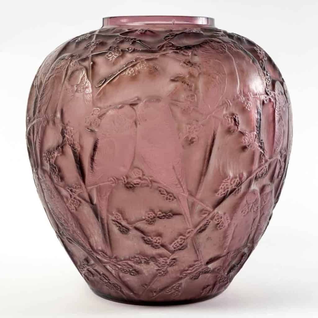 Vase « Perruches » verre améthyste patiné blanc de René LALIQUE | Biron Vase "Perruches" verre améthyste patiné blanc de René LALIQUE