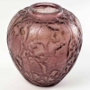 Vase « Perruches » verre améthyste patiné blanc de René LALIQUE | Biron Vase "Perruches" verre améthyste patiné blanc de René LALIQUE
