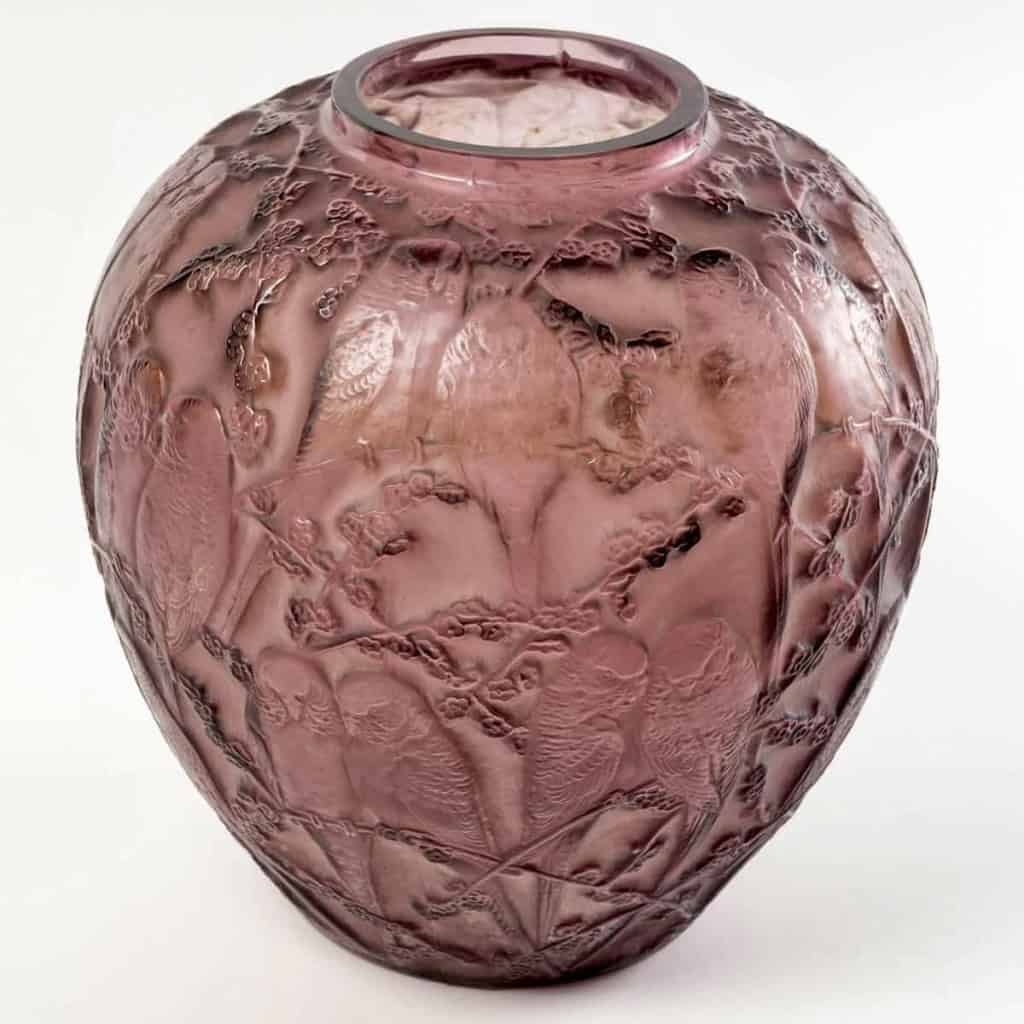 Vase « Perruches » verre améthyste patiné blanc de René LALIQUE | Biron Vase "Perruches" verre améthyste patiné blanc de René LALIQUE