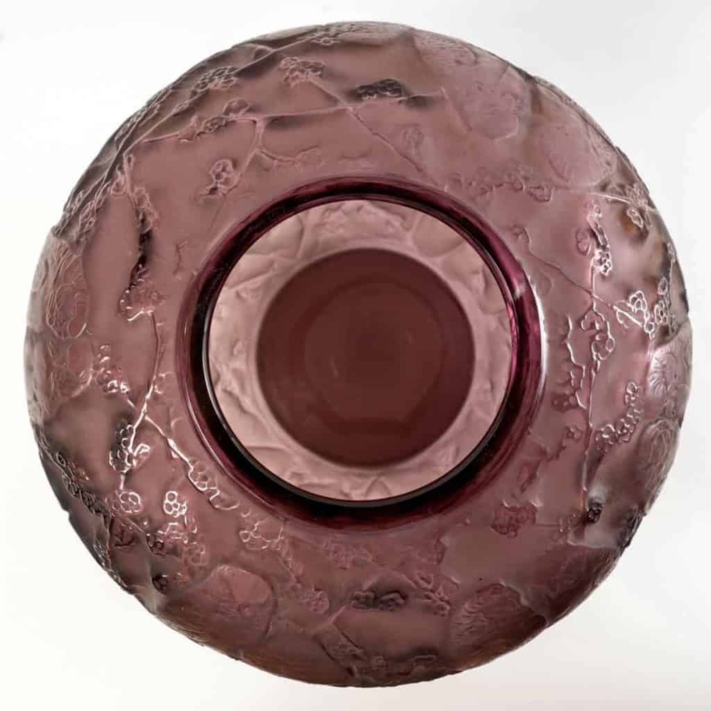 Vase « Perruches » verre améthyste patiné blanc de René LALIQUE | Biron Vase "Perruches" verre améthyste patiné blanc de René LALIQUE