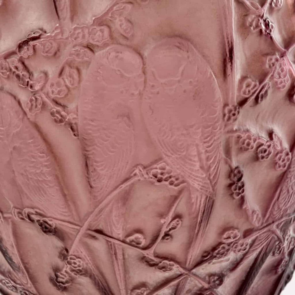 Vase « Perruches » verre améthyste patiné blanc de René LALIQUE | Biron Vase "Perruches" verre améthyste patiné blanc de René LALIQUE
