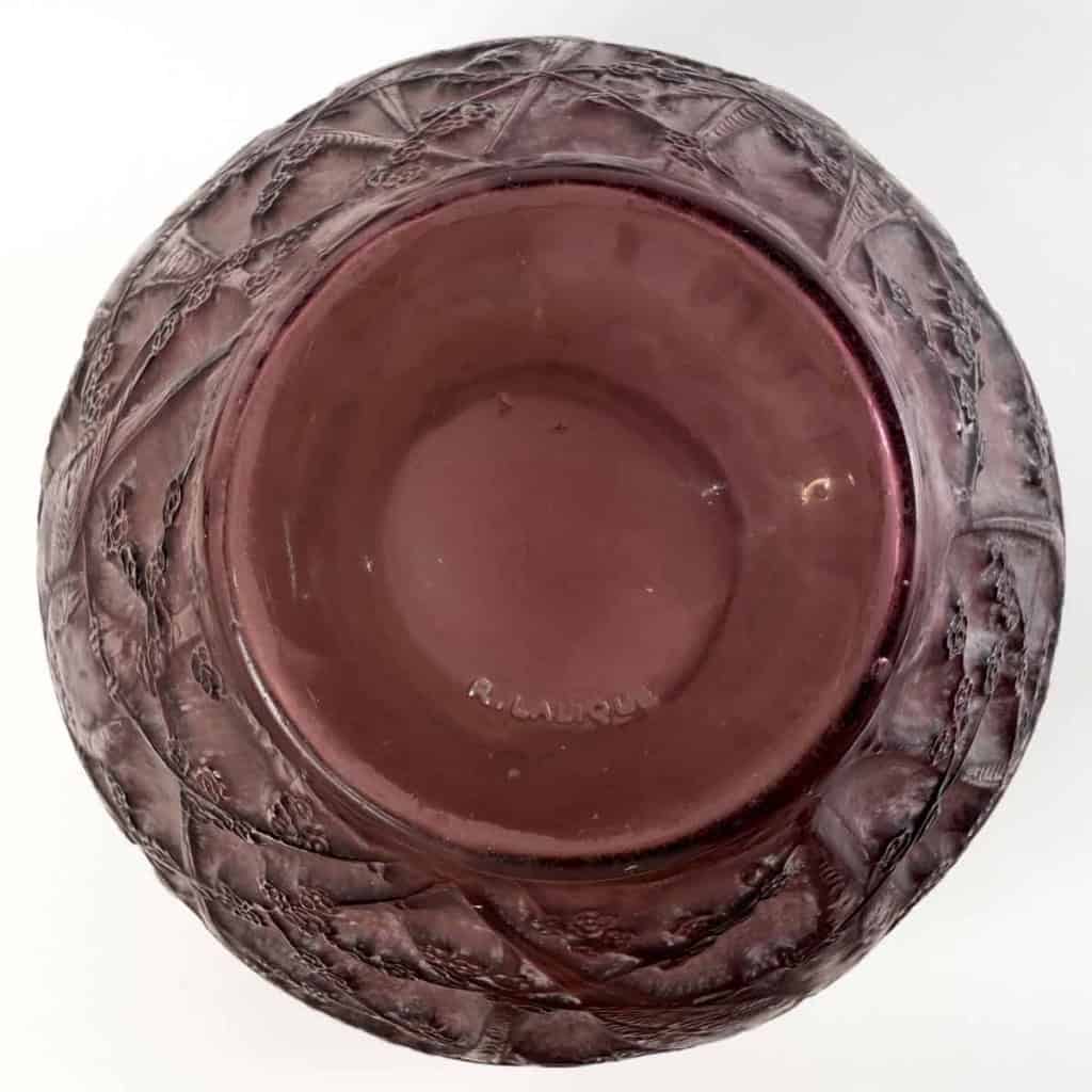 Vase « Perruches » verre améthyste patiné blanc de René LALIQUE | Biron Vase "Perruches" verre améthyste patiné blanc de René LALIQUE