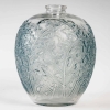 Vase « Acanthes » verre blanc patiné bleu de René LALIQUE | Biron Vase "Acanthes" verre blanc patiné bleu de René LALIQUE