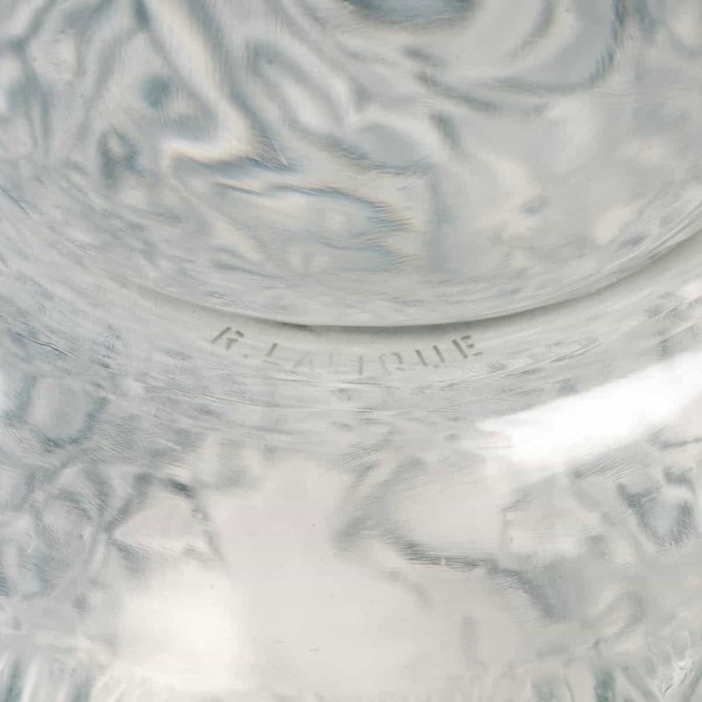 Vase « Acanthes » verre blanc patiné bleu de René LALIQUE | Biron Vase "Acanthes" verre blanc patiné bleu de René LALIQUE