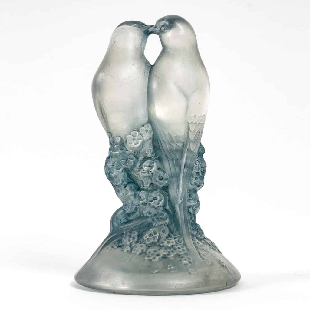 Presse-Papiers « Deux Tourterelles » verre blanc patiné bleu de René LALIQUE | Biron Presse-Papiers "Deux Tourterelles" verre blanc patiné bleu de René LALIQUE