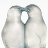 Presse-Papiers « Deux Tourterelles » verre blanc patiné bleu de René LALIQUE | Biron Presse-Papiers "Deux Tourterelles" verre blanc patiné bleu de René LALIQUE