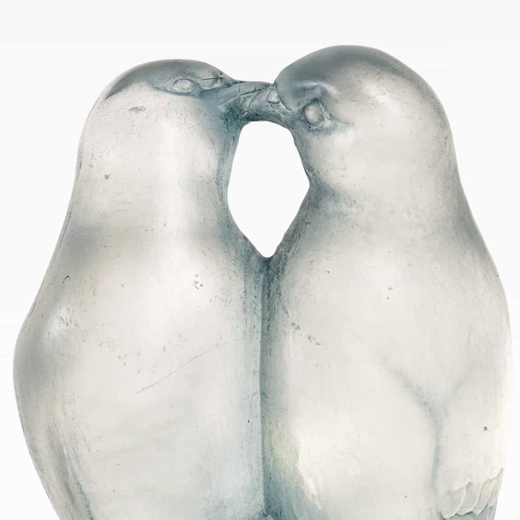 Presse-Papiers « Deux Tourterelles » verre blanc patiné bleu de René LALIQUE | Biron Presse-Papiers "Deux Tourterelles" verre blanc patiné bleu de René LALIQUE
