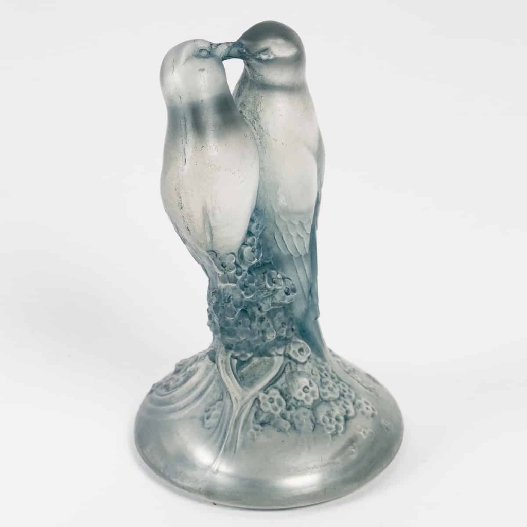 Presse-Papiers « Deux Tourterelles » verre blanc patiné bleu de René LALIQUE | Biron Presse-Papiers "Deux Tourterelles" verre blanc patiné bleu de René LALIQUE